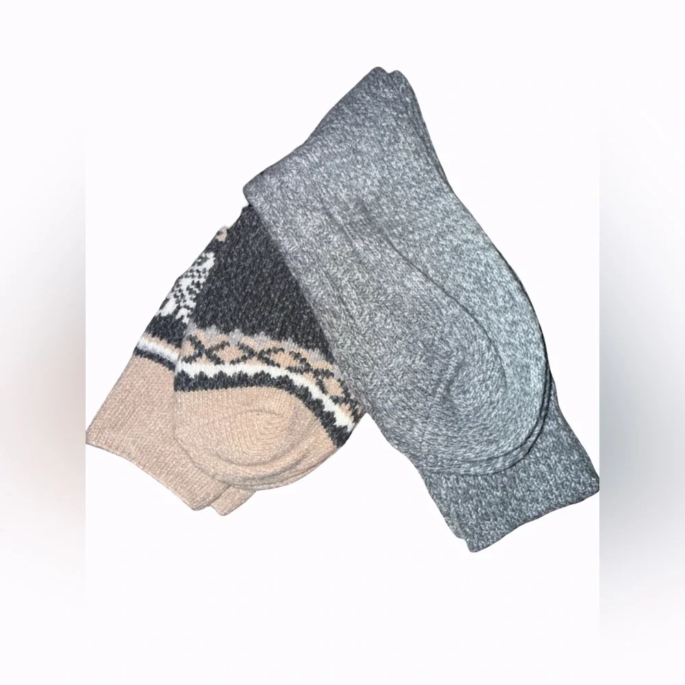 Muk Luks Snowflake Patterned Crew Socks  Gray and Cream 2 Pair Pk New with Tags